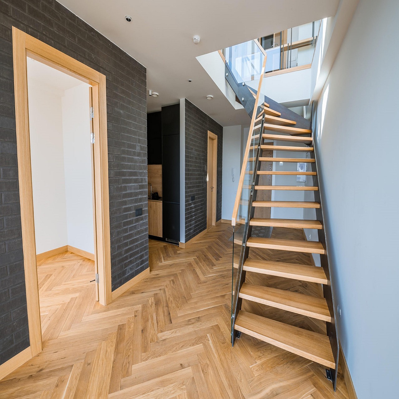 wood-flooring-7437972_1280 photo de plaque de parquet posé avec un marteau et un mêtre posé dessus