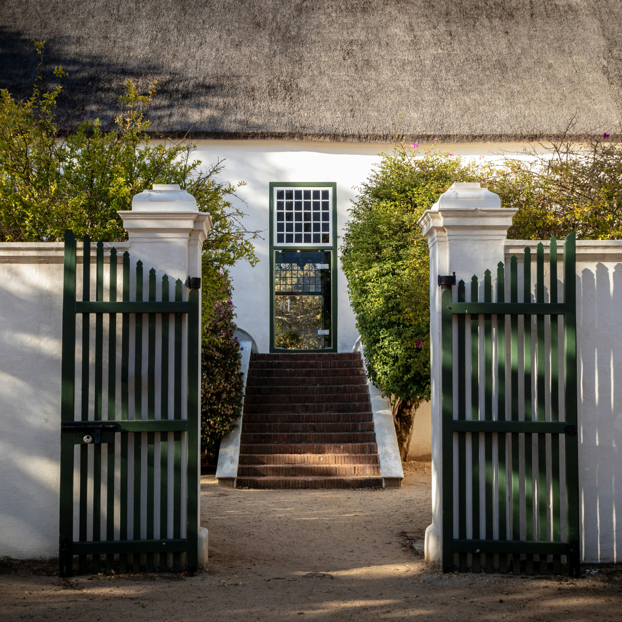 photo de plaque de parquet posé avec un marteau et un mêtre posé dessus